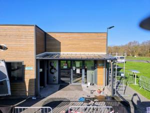 Photo de galerie - Modification toit en polycarbonate,
changé pour du bac acier isoler.