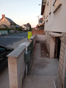 Photo de galerie - Construction d'un mur avec pose de chapeaux et crépi traditionnel. 