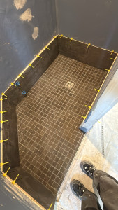Photo de galerie - Rénovation complète d’une salle de bain : préparation des supports, pose de carrelage et de faïence, joints et finitions.