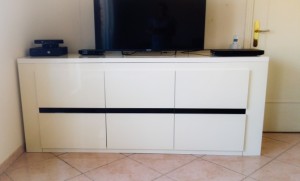 Photo de galerie - vends buffet laqué blanc et noir, à emporter sur Menton. 
longueur 207cm
hauteur 85cm 
profondeur 50cm 
3 portes, 1 étagère par compartiment.
prix : 100€.