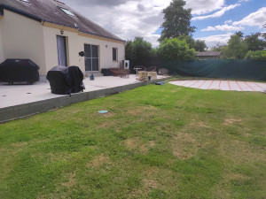 Photo de galerie - Démontage d'une terrasse en bois sur pilotis, création d'une nouvelle terrasse en béton, reprise des enduits en soubassement et préparation pour la pose d'une piscine  tubulaire octogonale 