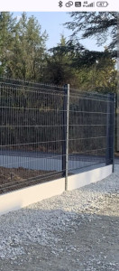 Photo de galerie - Pose de grillage rigide avec bordure beton