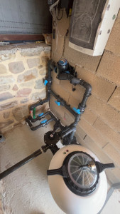 Photo de galerie - Installation local technique, traitement piscine par électrolyse 