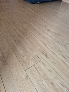 Photo de galerie - Pose de 60m2 de revêtement de sol carrelag
e imitation parquet 20×120.