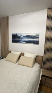 Photo de galerie - Pose panneaux tasseaux de bois sur feutrine noir avec cadre 