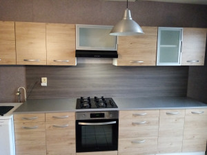 Photo de galerie - Montage d'une cuisine. 