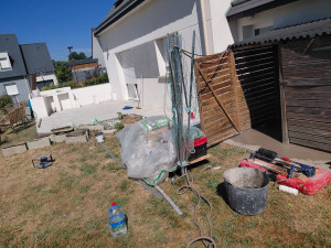 Photo de galerie - Ragréage dans la cabanon pour créer la pente et pose du carrelage ensuite pour Allo Voisin.  