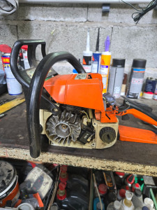 Photo de galerie - Réparation en cours sur une Stihl 025