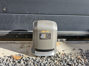Photo de galerie - Pose motorisation somfy sur portail coulissant 