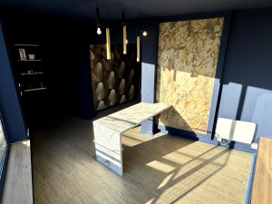 Photo de galerie - Peinture enduit papier peint bureau sur mesure feuille de pierre lumineuse pose de luminaire 