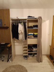 Photo de galerie - Montage et installation complète d'un dressing après la pose de tapisseries et étagères 
