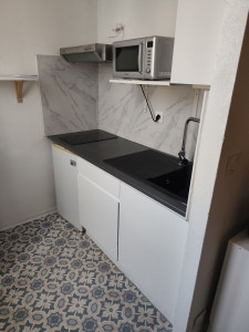 Photo de galerie - Rénovation d'une kitchenette changement des meubles bas pose d'un nouveau plan de travail avec un nouvel évier et un nouveau robinet et pose une crédence en carrelage