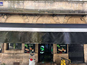 Photo de galerie - Voici le nettoyage d’un store banne avant après 