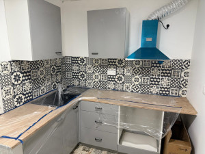 Photo de galerie - Installation de prises électriques de cuisine et installation de hotte aspirante