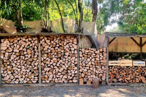 Photo de galerie - Rangement de bois de feu (organisation de l'espace, palette sur mesure, empilage, bâchage, rangement du petit bois en cagette)