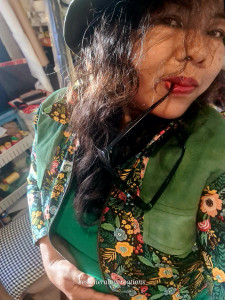 Photo de galerie - Veste style spencer et son bob. Je réalise souvent des pièces uniques assorties ( casquette,bijoux assortie, béret,  sac, mitaines,etc...)