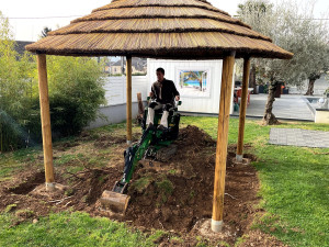 Photo de galerie - Décaissage et retrait d'une souche de cerisier sous une paillote. 