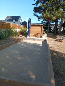 Photo de galerie - RÉALISATION D'UNE DALLE AVEC POSE D'ABRIS DE JARDIN PLUS CRÉATION D'UN BOULODROME SUR LA COMMUNE DE LANCIEUX