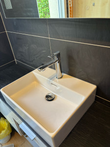 Photo de galerie - Installation et raccordement d’une vasque et d’un mitigeur lavabo.