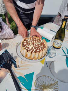 Photo de galerie - Une de mes réalisations 
Charlotte chocolat blanc et noir 