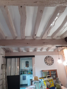 Photo de galerie - Mise en peinture plafond et poutres.