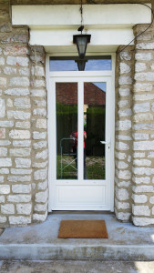 Photo de galerie - Pose porte d'entrée en PVC rénovation 