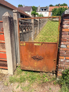 Photo de galerie - Dépose d’un ancien portillon en fer très abîmé par le temp