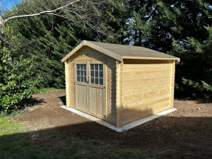 Photo de galerie - Création d’un dallage et pose d’une cabane de jardin en kit 
