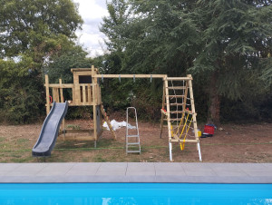 Photo de galerie - Montage d'un cabane pour enfants et aire de jeux 
