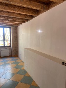 Photo de galerie - Pose de cloisons sèches, réalisation des bandes + primaire d’accrochage.