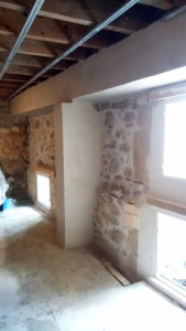 Photo de galerie - Réalisation d'un enduit moellon apparent
t et enduit lissée sur poteaux et poutres béton ravalement de pierres de jambages 