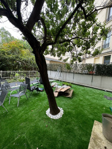 Photo de galerie - Aménagement de la cour d’une crèche à Levallois. Synthétique, cailloux et pose d’une terrasse en composite.