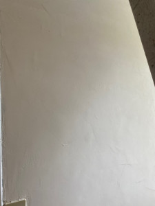 Photo de galerie - J’ai enlevé tout la tapisserie et j’ai mis un enduit lisse pour pouvoir peindre ensuite. 