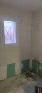 Photo de galerie - Salle de bain,avant la réalisation,avec receveur et paroi de douche.
c'était l'emplacement de la baignoire.