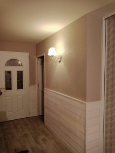 Photo de galerie - Pose papier peint  murs et placard et peinture dans une entrée d'une maison neuve