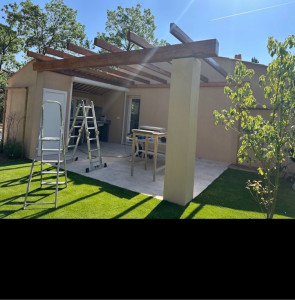 Photo de galerie - Montage pergola en bois + lasure