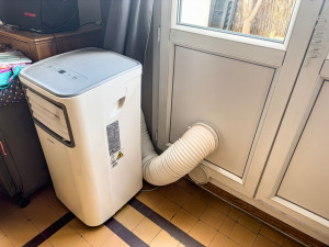 Photo de galerie - Quartier Préfecture à Marseille, il fallait pouvoir évacuer l'air chaud d'un climatiseur mobile dans une chambre donnant sur un balcon. Percement d'une porte PVC et double-vitrage.