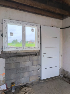Photo de galerie - Pose d'une Porte d'Entrée + Fenêtre en Applique 