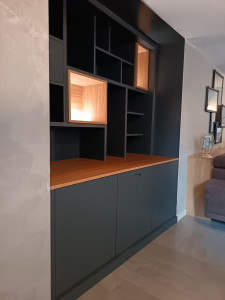 Photo de galerie - Création d'un meuble de salon sur mesure, ? avec un éclairage LED dans des niches plaqué chêne.