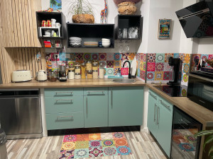 Photo de galerie - Réfection d’une cuisine ancienne, changement du plan de travail et réfection en peinture des portes.