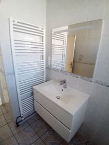 Photo de galerie - Reprise complète de l'espace meuble vasque  , miroir et sèche serviette eau chaude chauffage 