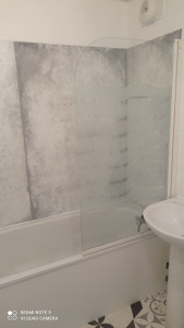 Photo de galerie - Travail effectué salle de bain avec plaque contre le mur et aussi tablier installé et couper a la mesure 
