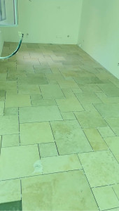 Photo de galerie - Poseur de carrelage sérieux et expérimenté, je réalise vos travaux de pose et rénovation avec soin. Pose de carrelage au sol et au mur, faïence, salle de bain, cuisine, douche, 