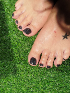 Photo de galerie - Pose d'un semi permanent.
Black Pailleté / produits de la marque  Passionné Beauty