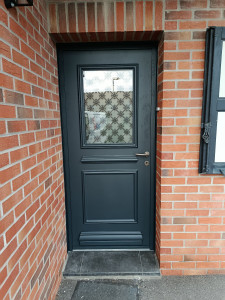 Photo de galerie - Pose de porte d'entrée gris 7016
