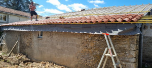 Photo de galerie - Reprises charpente et pose de tuile mécanique imitation tige de botte. 