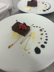 Photo de galerie - Un petit dessert à l’assiette pour des clients