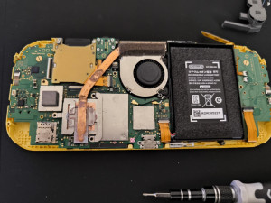 Photo de galerie - Démontage d'une Switch pour changement d'écran