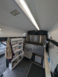 Photo de galerie - Voilà mon camion aménagé pour toiletter vos loulous (chats, chiens, nac)