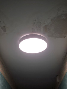 Photo de galerie - Remplacement d'un vieux lustre par un plafonnier LED et raccordement électrique.